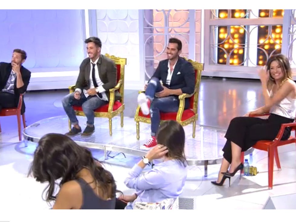 Arm, Leg, Furniture, Suit trousers, Chair, Conversation, Blazer, Television program, Houseplant, 
