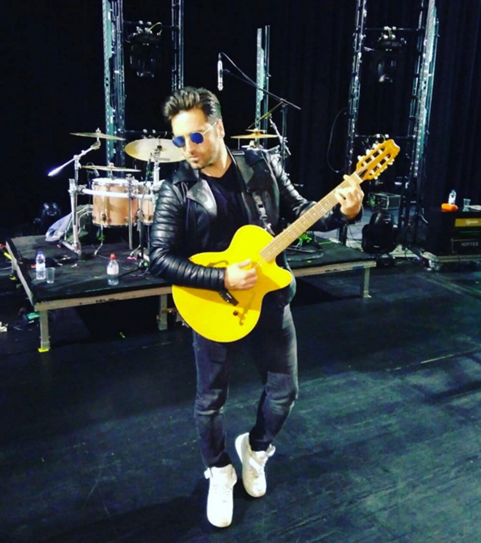 Guitarist, Musical instrument, Plucked string instruments, String instrument, Musician, String instrument, Guitar, Music, Musical instrument accessory, Electronic instrument, 