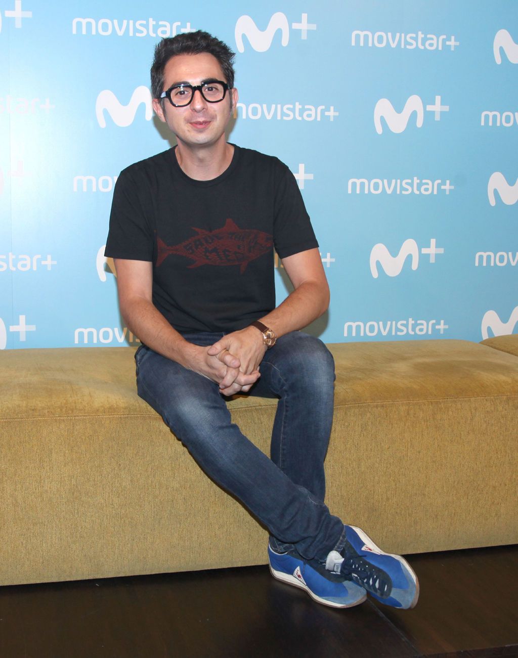 Eyewear, Vision care, Blue, Denim, Trousers, Jeans, Shoe, Elbow, Knee, Electric blue, 