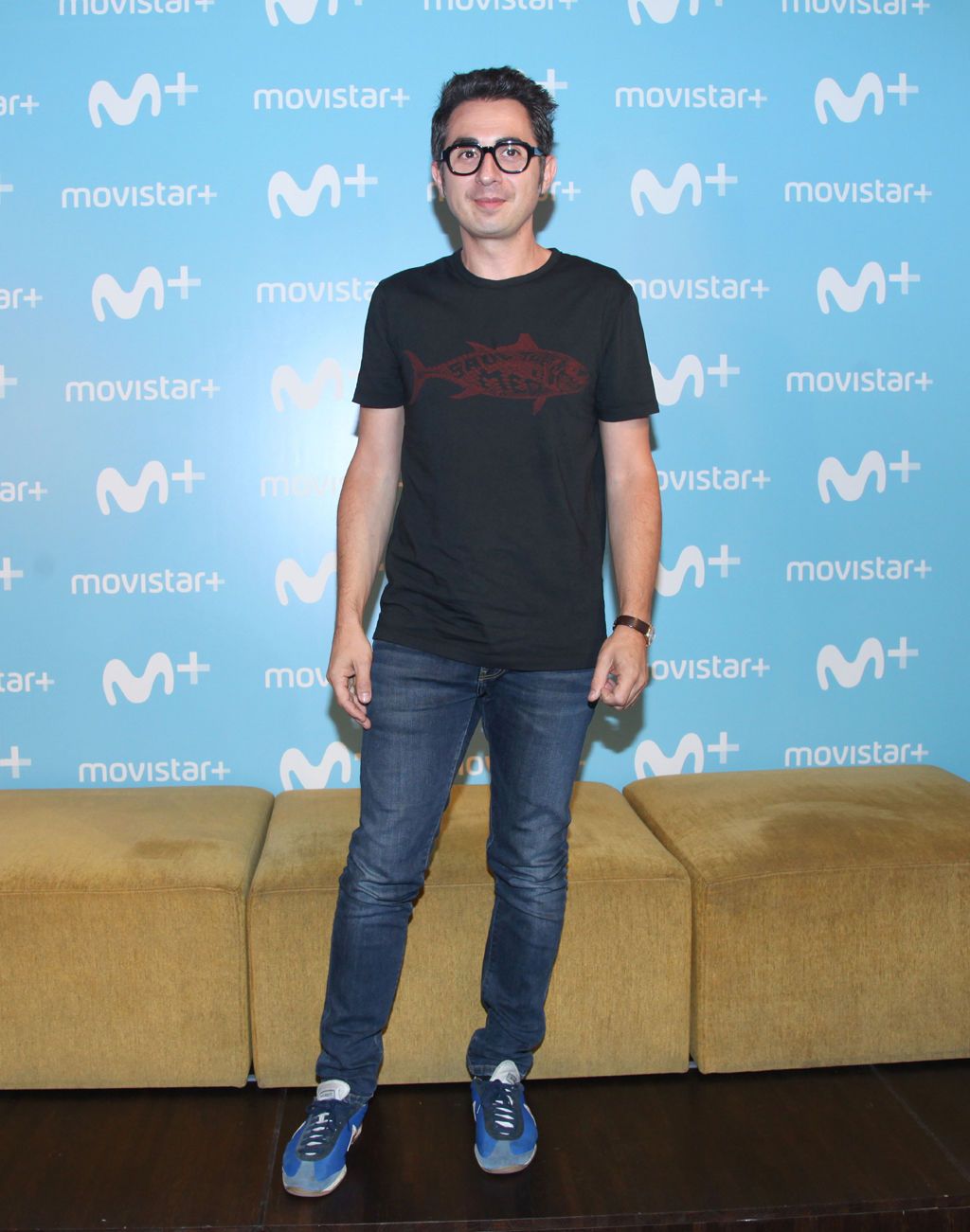 Standing, Shoulder, Joint, T-shirt, Denim, Shoe, Jeans, 