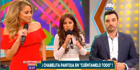Microphone, Audio equipment, Sharing, Public address system, Spokesperson, Singing, White-collar worker, Speech, Television program, Television presenter, 