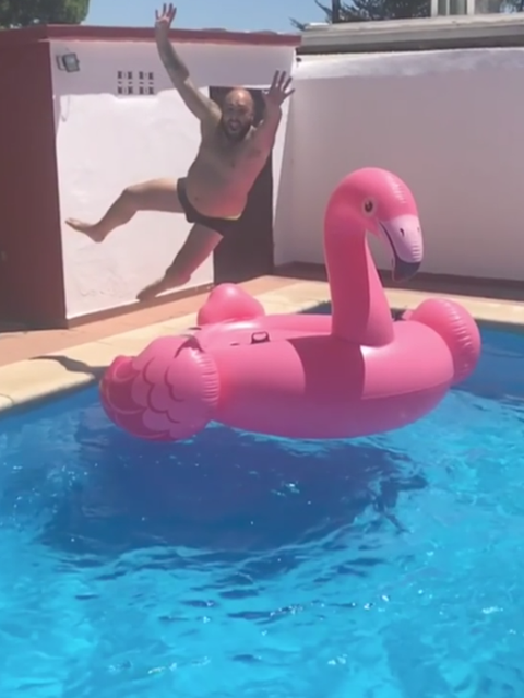 Famoso con flotador flamenco rosa