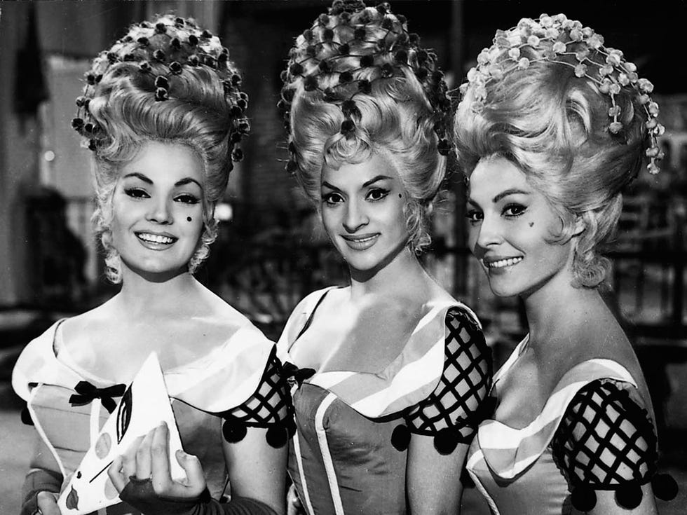 Hair, Hairstyle, Black-and-white, Fashion, Headpiece, Majorette (dancer), Monochrome, Monochrome photography, Smile, Event, 