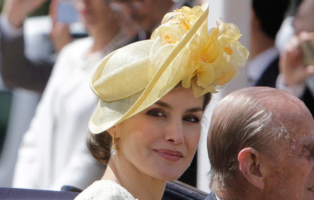 Yellow, Hat, Hairstyle, Headpiece, Fashion accessory, Headgear, Hair accessory, Event, Tradition, 