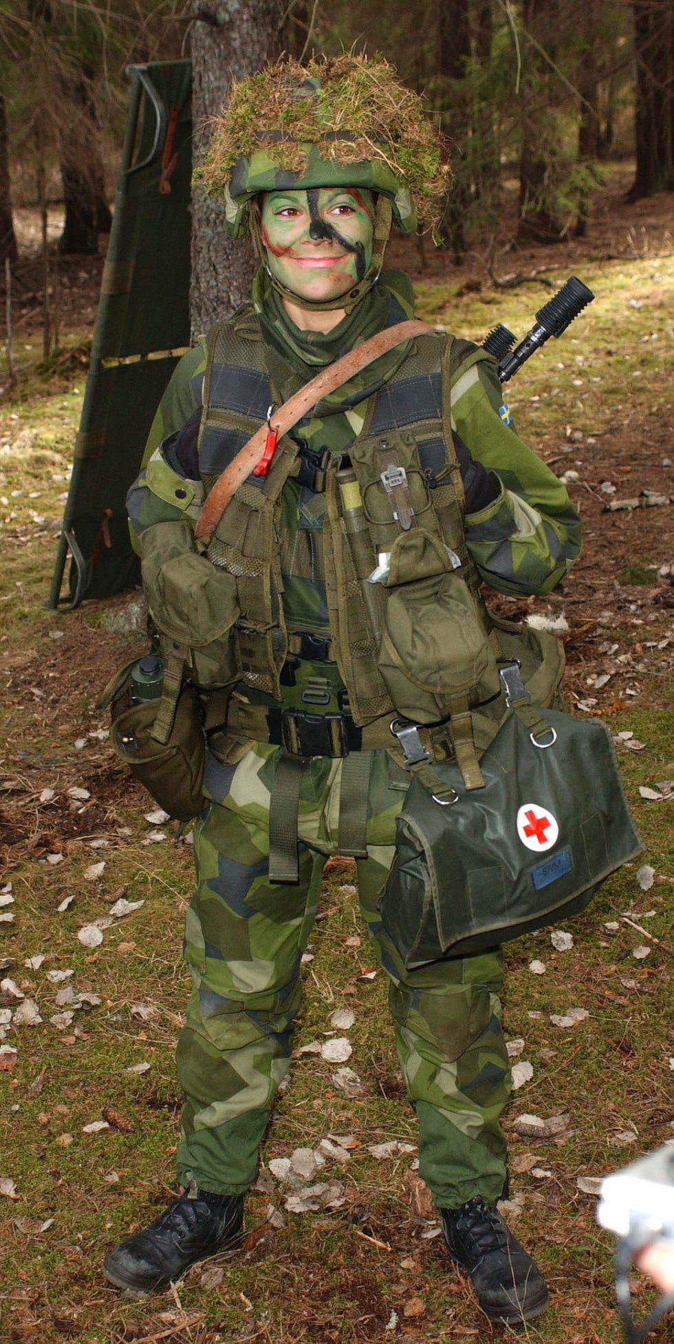 Soldier, Military camouflage, Military uniform, Army, Military, Military organization, Infantry, Military person, Uniform, Personal protective equipment, 