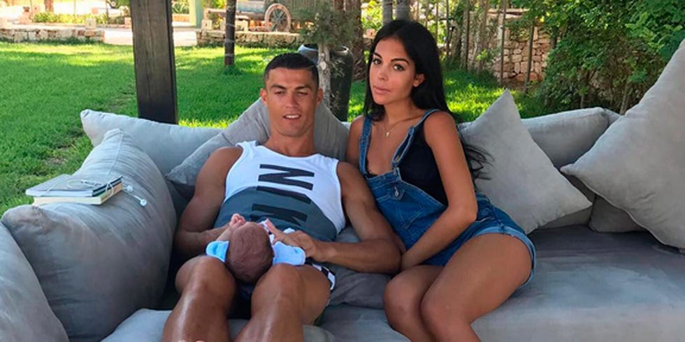 Cristiano Ronaldo con uno de sus recién nacidos y Georgina Rodríguez