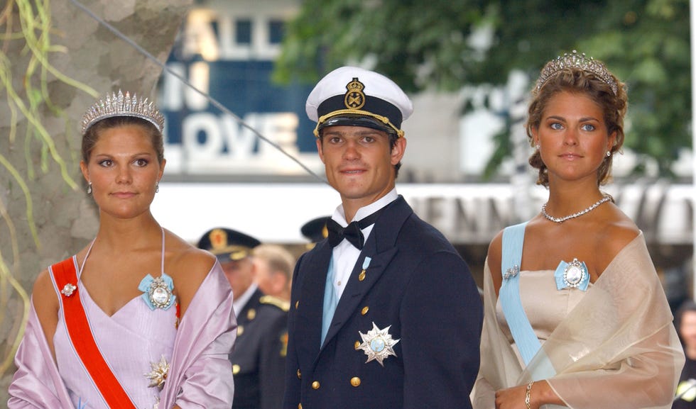 Uniform, Event, Ceremony, Tradition, Military officer, Gesture, Official, Wedding, Fashion accessory, Sailor, 
