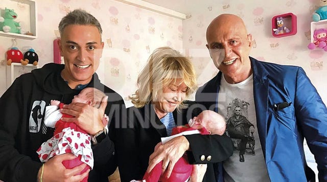 Kiko Hernández posa con sus hijas en exclusiva para Diez Minutos