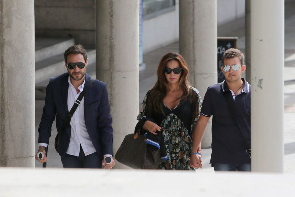 Eyewear, Vision care, Glasses, Coat, Trousers, Sunglasses, Human body, Shirt, Outerwear, Fashion accessory, 