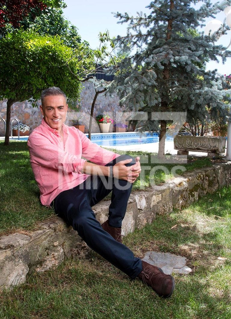 Kiko Hernández con sus hijas en exclusiva para Diez Minutos