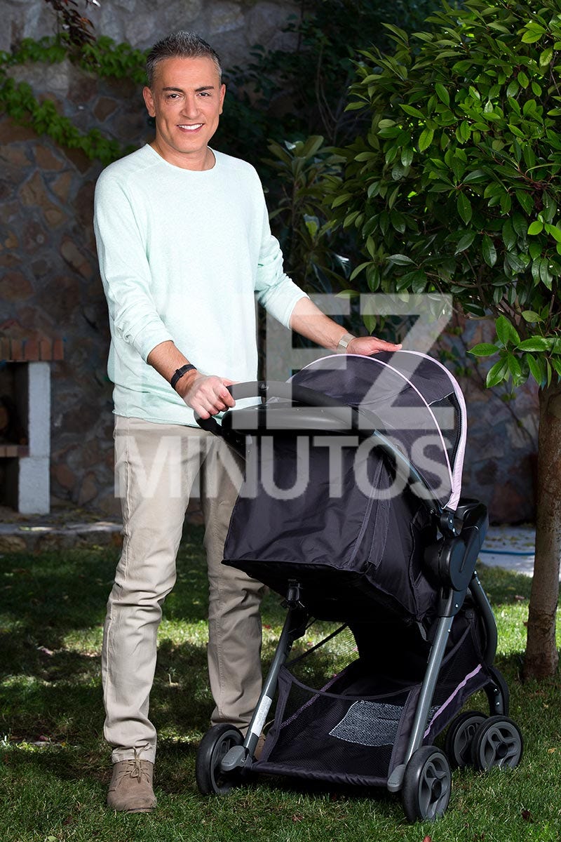Kiko Hernández con sus hijas en exclusiva para Diez Minutos