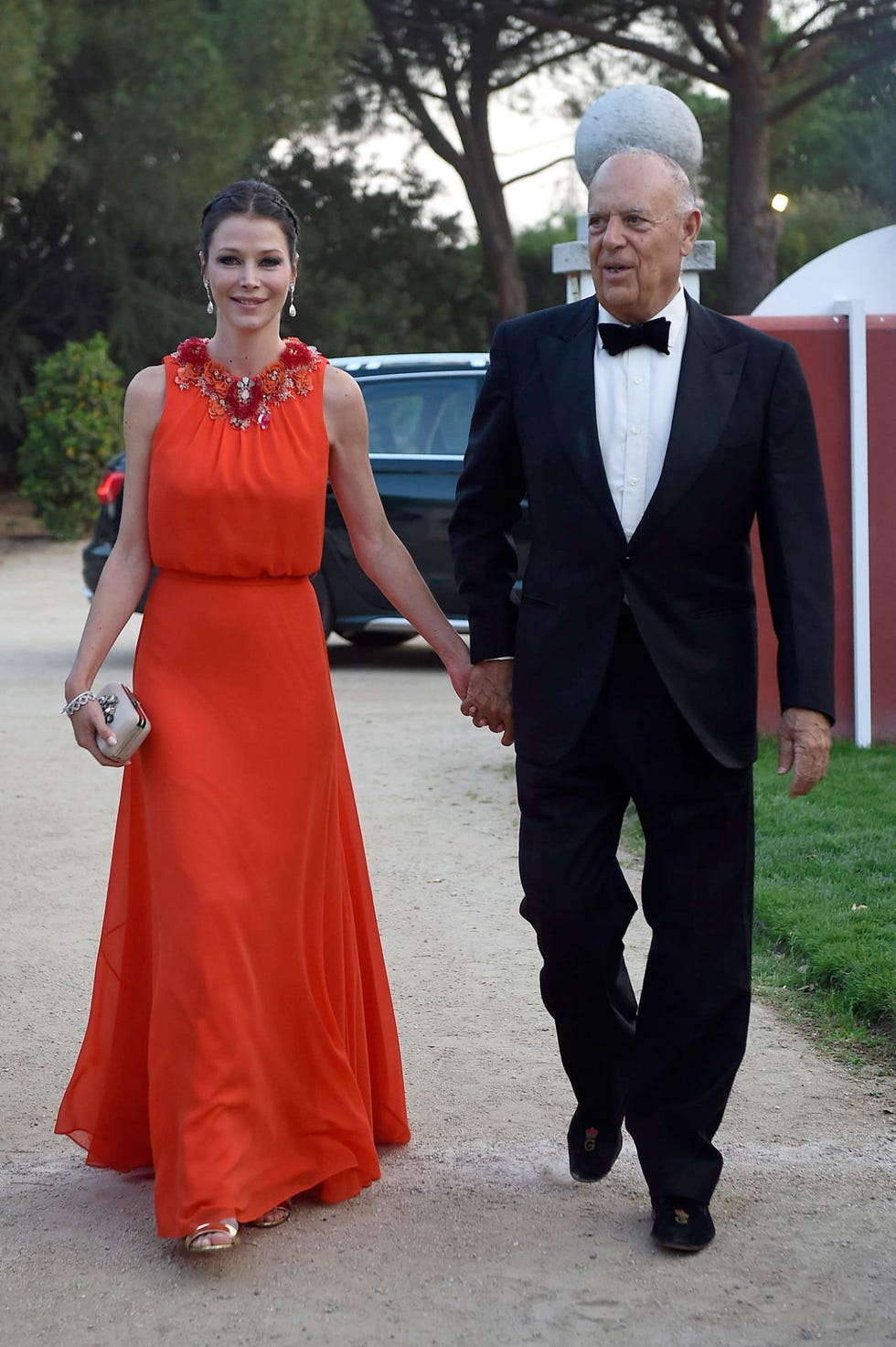 Suit, Formal wear, Dress, Red, Gown, Event, Tuxedo, Fashion, Prom, Gesture, 