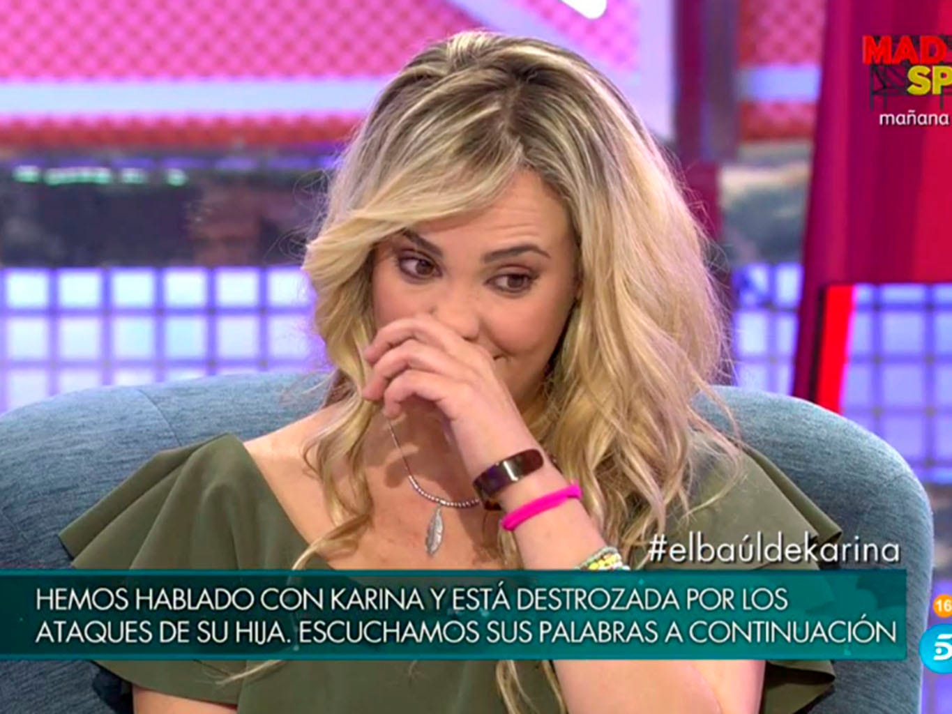 Hair, Chin, Nose, Blond, Lip, Television presenter, Photo caption, Long hair, Singer, Performance, 