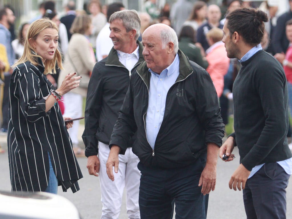 Event, Fashion, Crowd, White-collar worker, Ceremony, Bodyguard, Street fashion, 