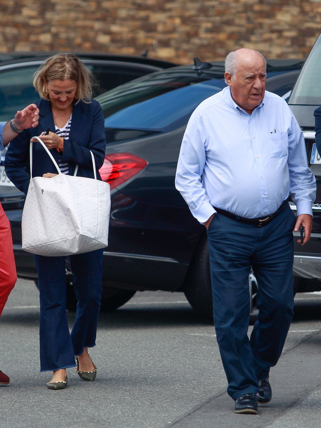 People, Jeans, Footwear, Outerwear, Pedestrian, Leg, Vehicle, Suit, Denim, Walking, 