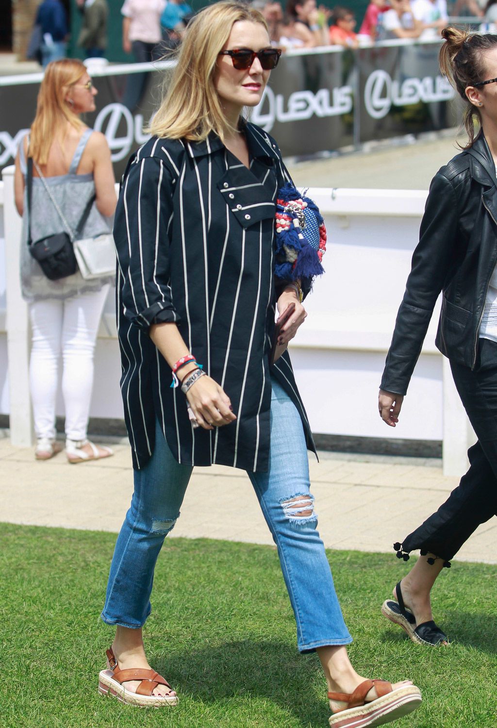 Clothing, Street fashion, Jeans, Fashion, Sunglasses, Footwear, Eyewear, Denim, Outerwear, Leg, 