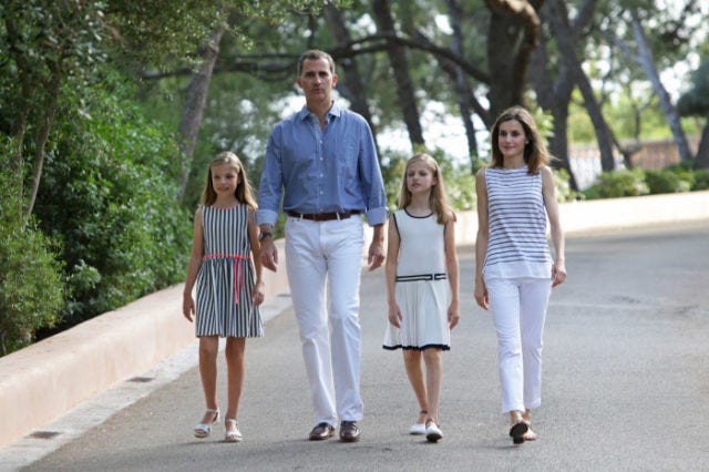 Los reyes Felipe y Letizia con la princesa Leonor y la infanta Sofía en Marivent