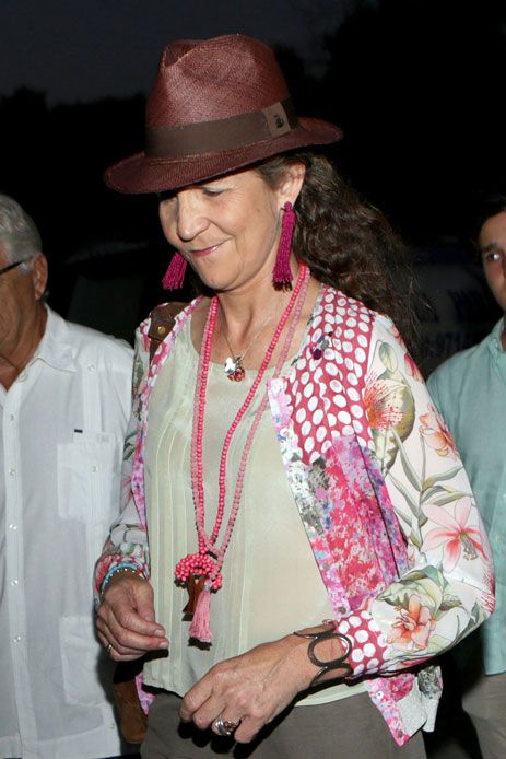 La infanta Elena y sus hijos, los mayores fans de los La chaqueta taurina de la infanta Elena que dio la vuelta al