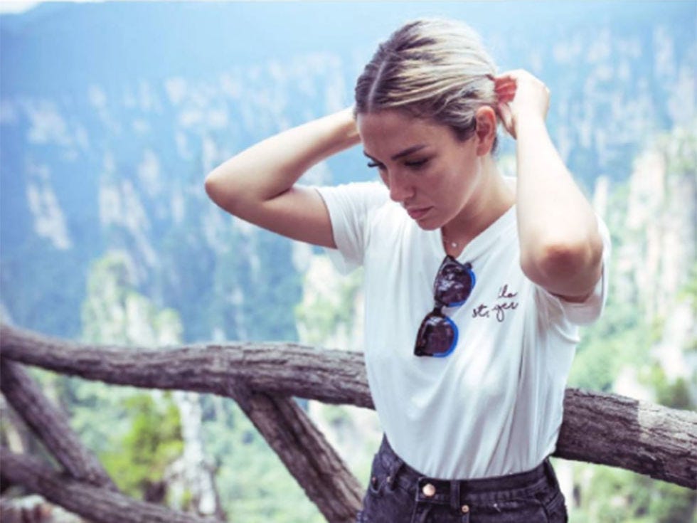 Ear, Sleeve, Human body, Elbow, People in nature, Waist, Belt, Trunk, Blond, Brown hair, Ear, Sleeve, Human body, Elbow, People in nature, Waist, Belt, Trunk, Blond, Brown hair,
