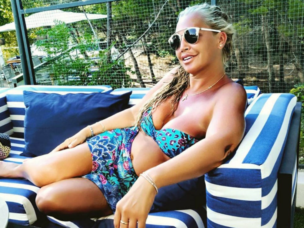 Eyewear, Glasses, Vision care, Mouth, Sunglasses, Sitting, Leisure, Summer, Swimwear, Goggles, 