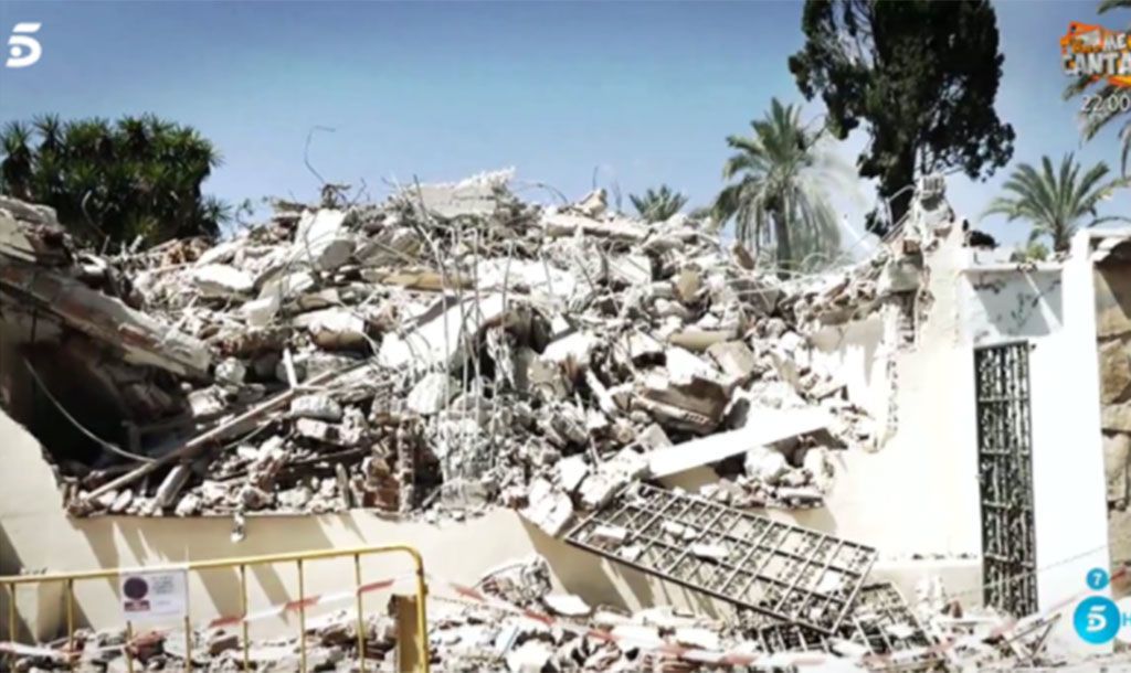 Geological phenomenon, World, Arecales, Earthquake, Palm tree, Rubble, Building material, Waste, Scrap, Pollution, 