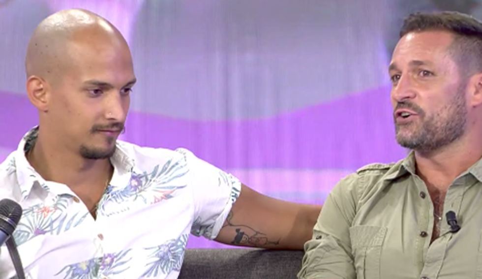 Facial hair, Beard, Cheek, Forehead, Arm, Muscle, Interview, Chest, Conversation, 