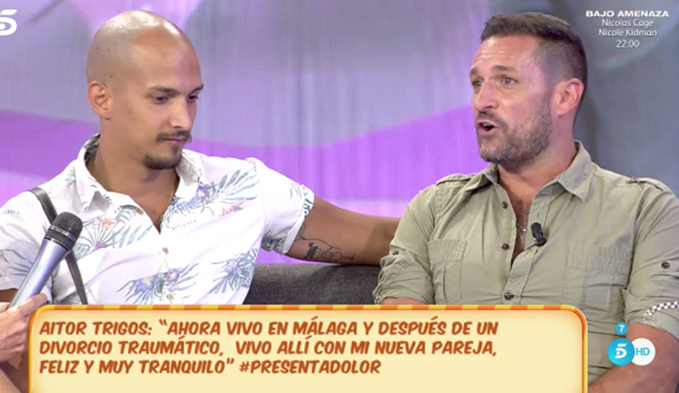 Audio equipment, Forehead, Dress shirt, Microphone, Shirt, Interaction, Purple, Sharing, Wrist, Conversation, 