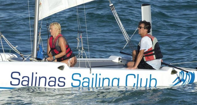 Ana Duato con su marido navegando