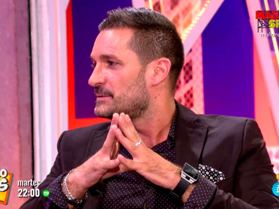 Finger, Forehead, Eyebrow, Wrist, Facial hair, Hand, Fashion accessory, Beard, Watch, Blazer, 