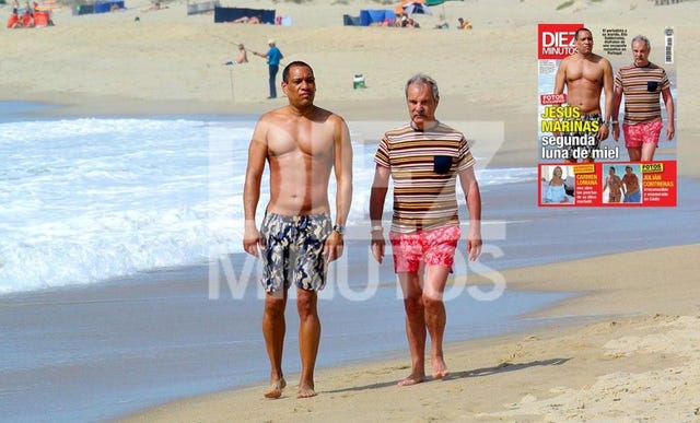 Jesús Mariñas con su marido en la portada de Diez Minutos