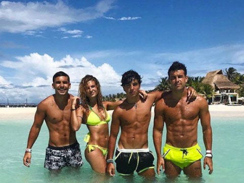 mario casas y sus hermanos