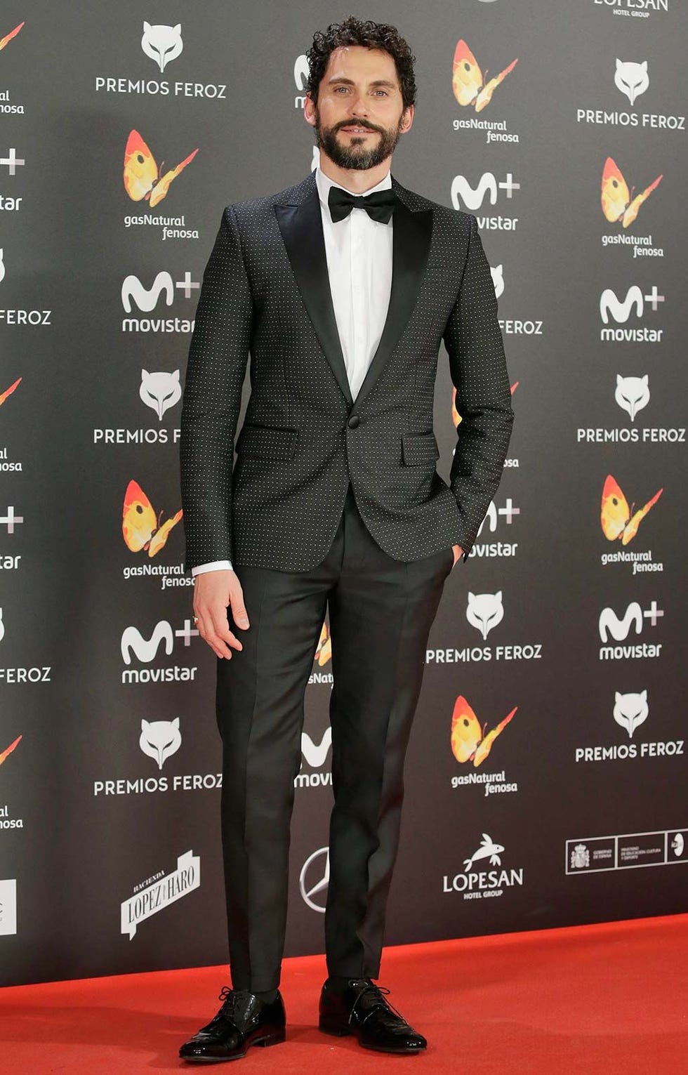Suit, Red carpet, Carpet, Formal wear, Tuxedo, Clothing, Premiere, Flooring, Event, Tie, 