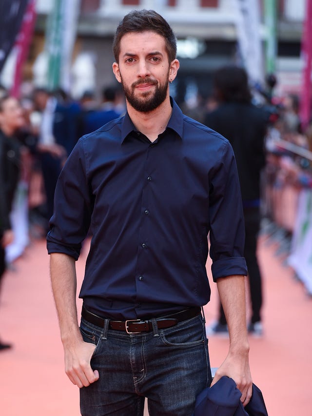 facial hair, fashion, beard, premiere, dress shirt, human, street fashion, jeans, muscle, event,