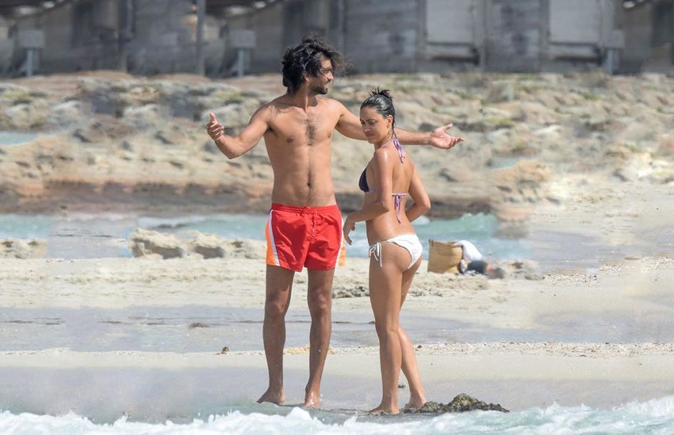 Rubén Cortada con su novia en la playa