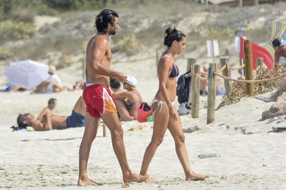 Rubén Cortada con su novia en la playa