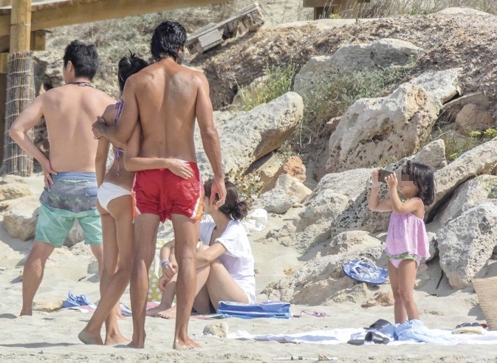 Rubén Cortada con su novia en la playa