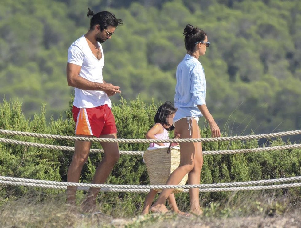 Rubén Cortada con su novia en la playa