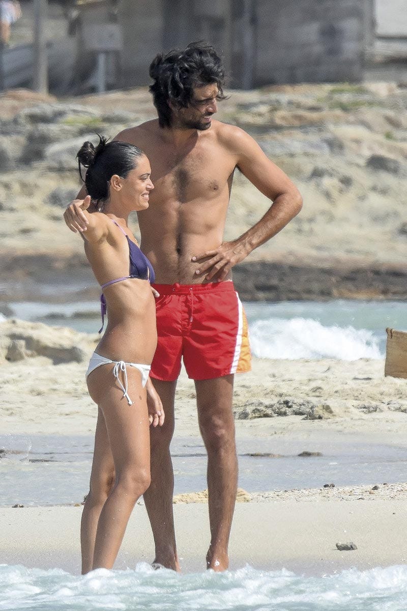 Rubén Cortada con su novia en la playa