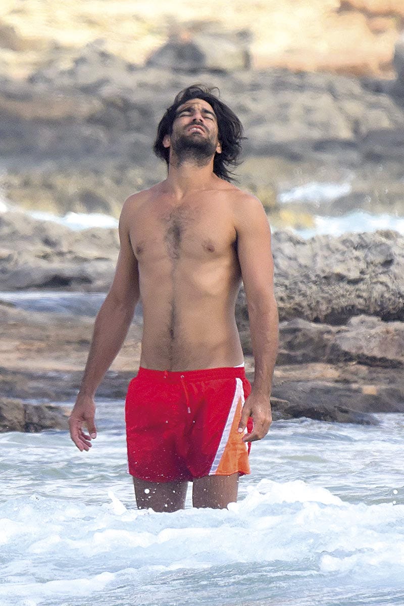 Rubén Cortada con su novia en la playa