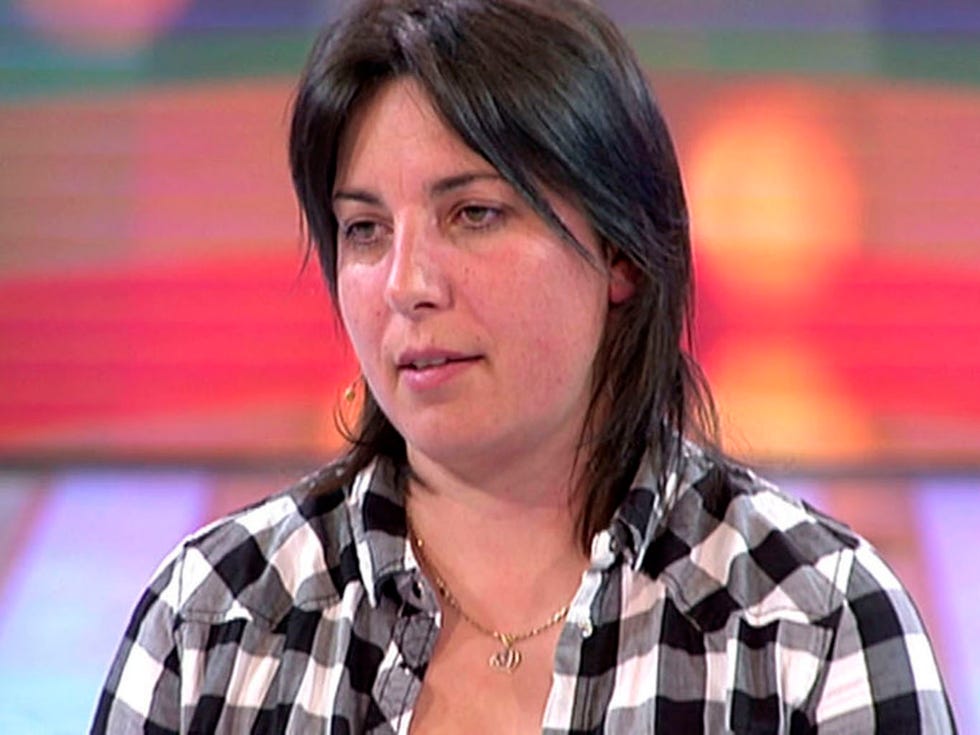 Hair, Hairstyle, Television presenter, Newsreader, Official, Brown hair, Newscaster, Black hair, 