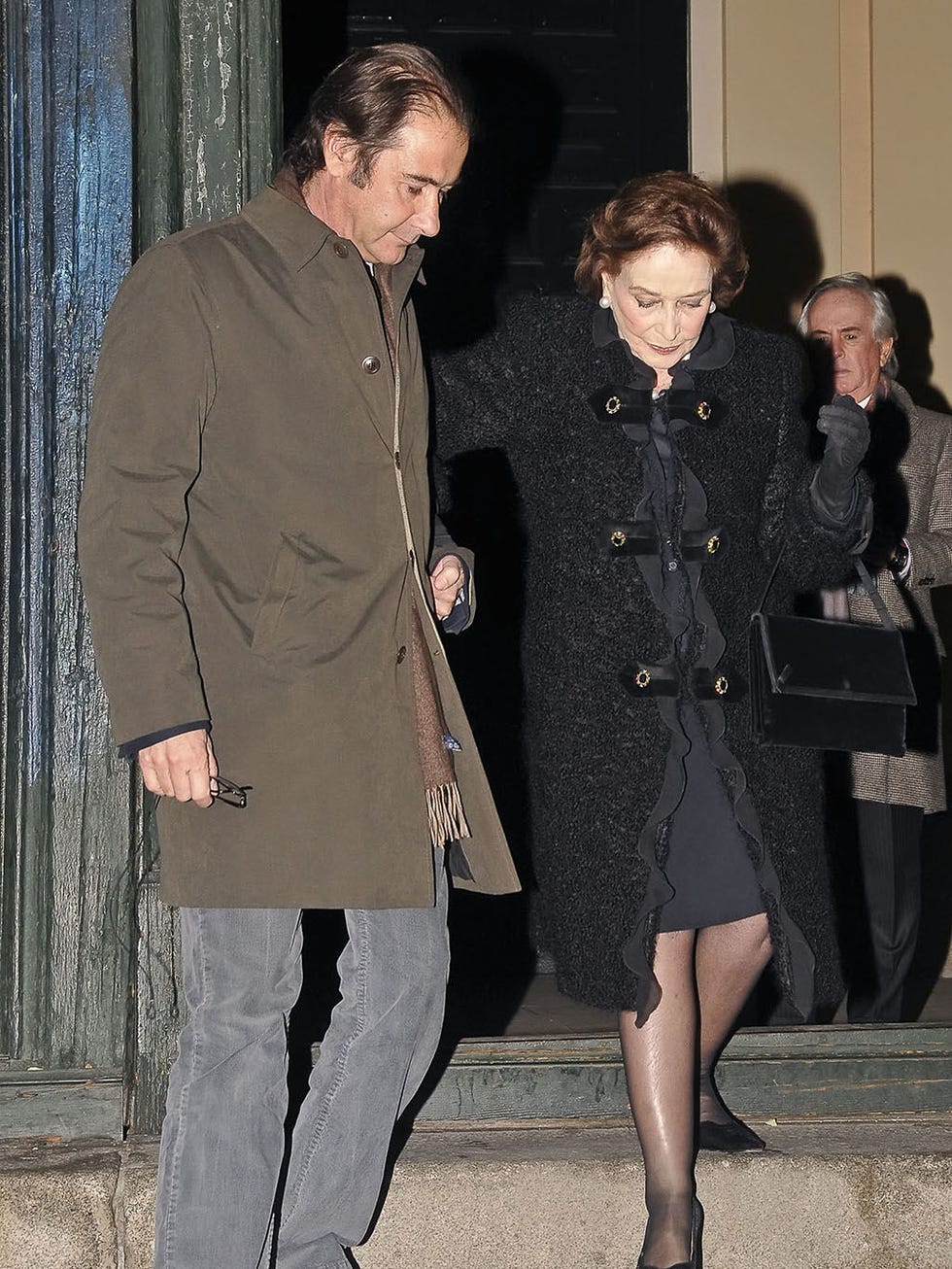 Clothing, Coat, Trench coat, Fashion, Outerwear, Overcoat, Footwear, Event, Suit, Blazer, 
