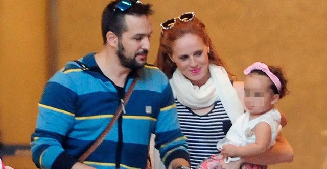 María Castro con su novio y su hija