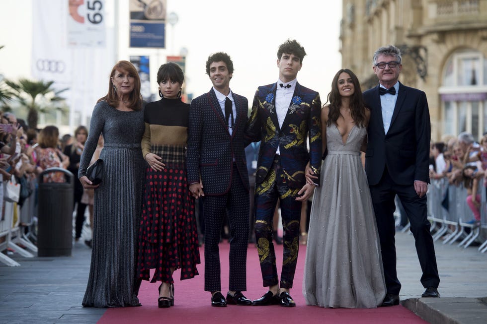 Event, Fashion, Red carpet, Dress, Premiere, Carpet, Flooring, Haute couture, Ceremony, Fashion design, 