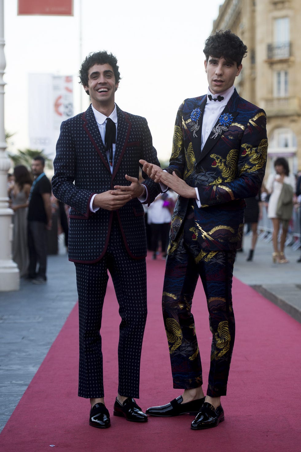 Suit, Red carpet, Fashion, Carpet, Formal wear, Tuxedo, Flooring, Event, Fashion design, Blazer, 