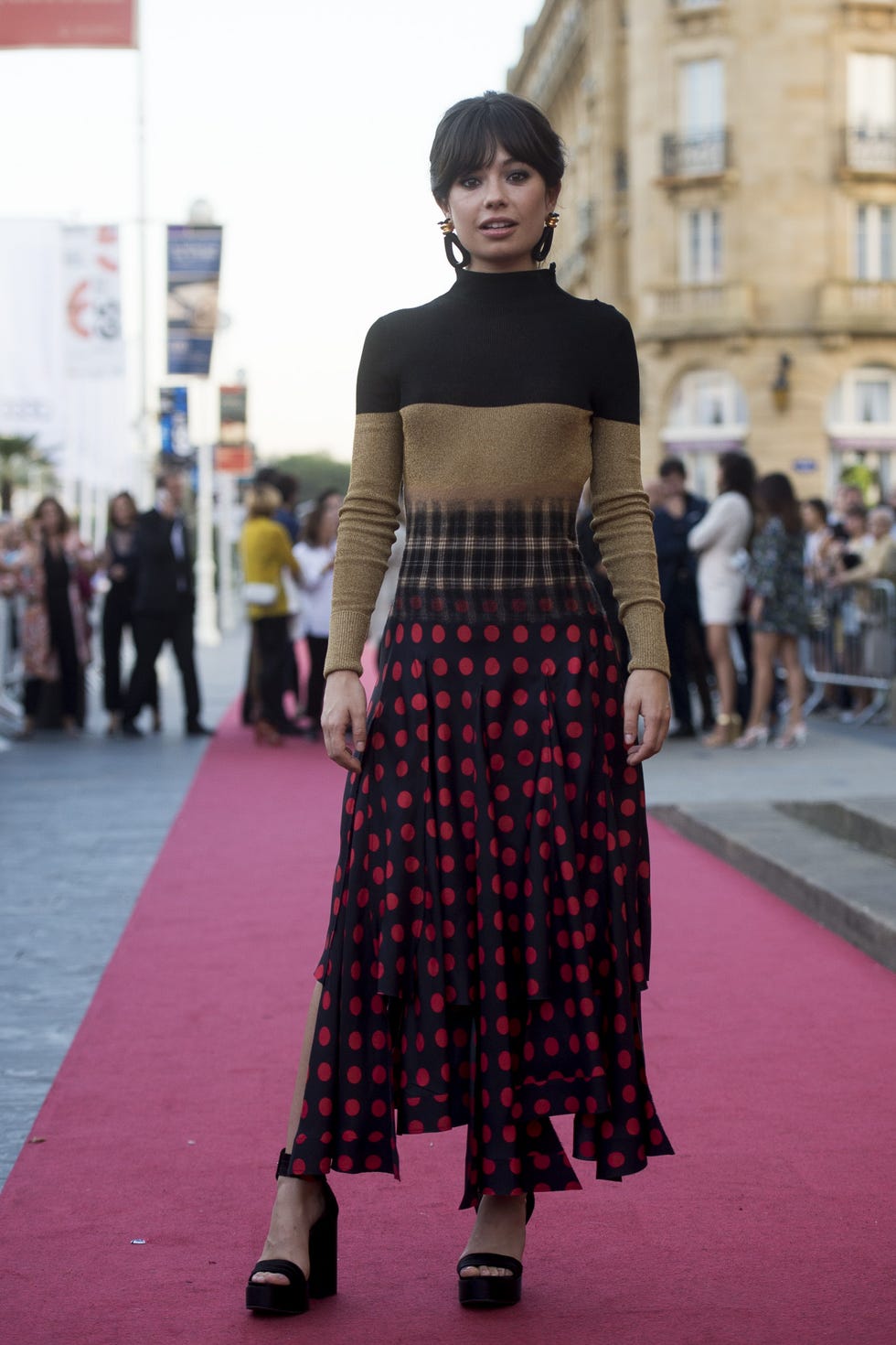 Clothing, Fashion, Fashion model, Street fashion, Pattern, Dress, Carpet, Tartan, Flooring, Design, 