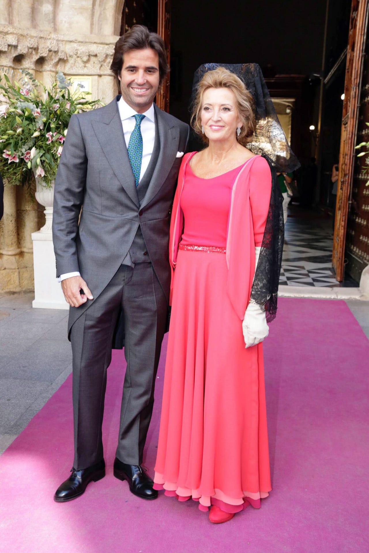 Formal wear, Suit, Clothing, Pink, Dress, Event, Carpet, Red carpet, Gown, Fashion, 