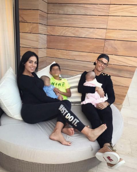 Cristiano Ronaldo con su novia Georgina y sus tres hijos