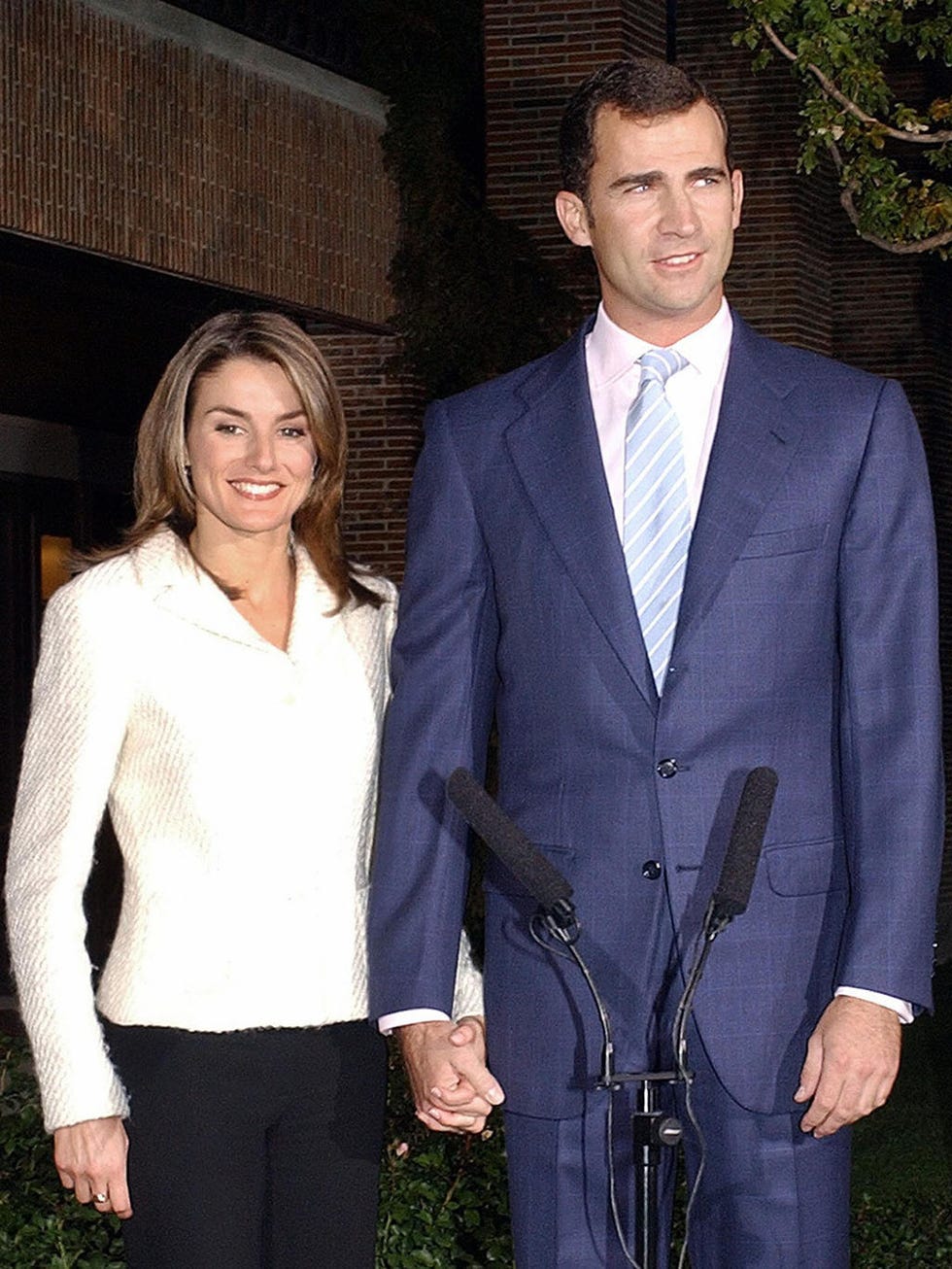 suit, formal wear, clothing, tuxedo, outerwear, blazer, white collar worker, fashion, pantsuit, event,