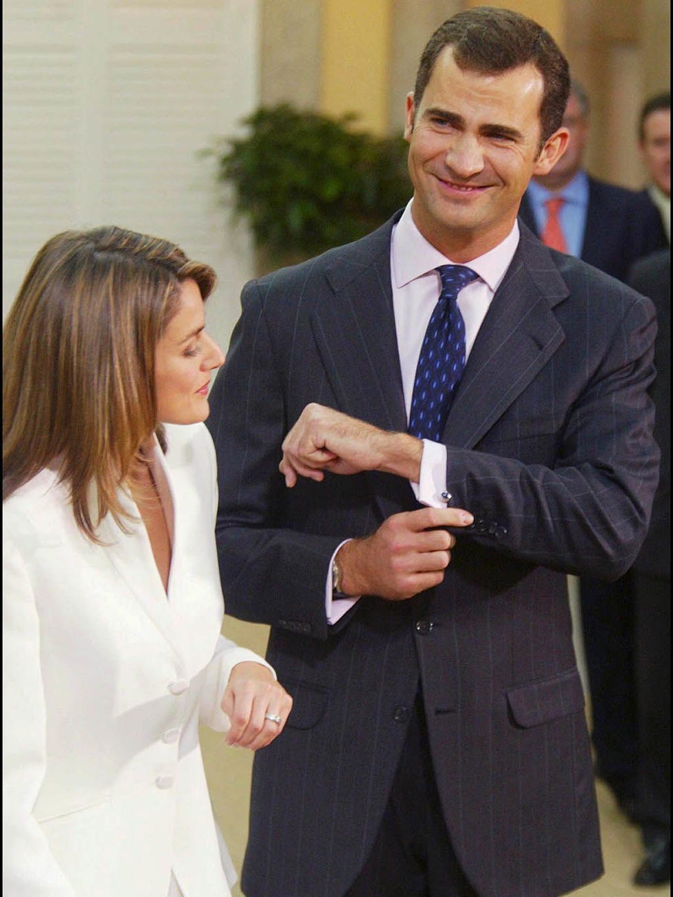 Suit, Formal wear, White-collar worker, Tuxedo, Event, Gesture, Businessperson, Outerwear, Smile, Business, 