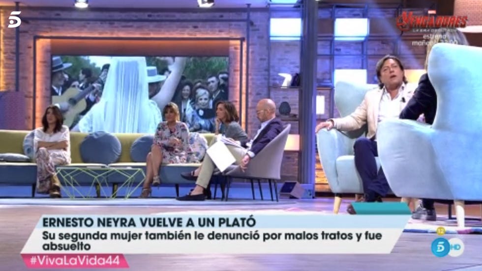 News, Television program, Media, Newscaster, Leisure, Photo caption, Event, Photography, World, Advertising, 